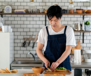 Un homme seul cuisine